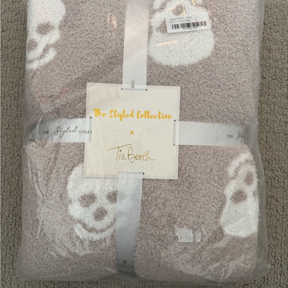 The Styled Collection Beige Skull Blankets-50x70 (listing is for larger size) - Picture 2 of 2